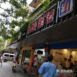 派派最新版本下载及小巷深处特色小店探秘