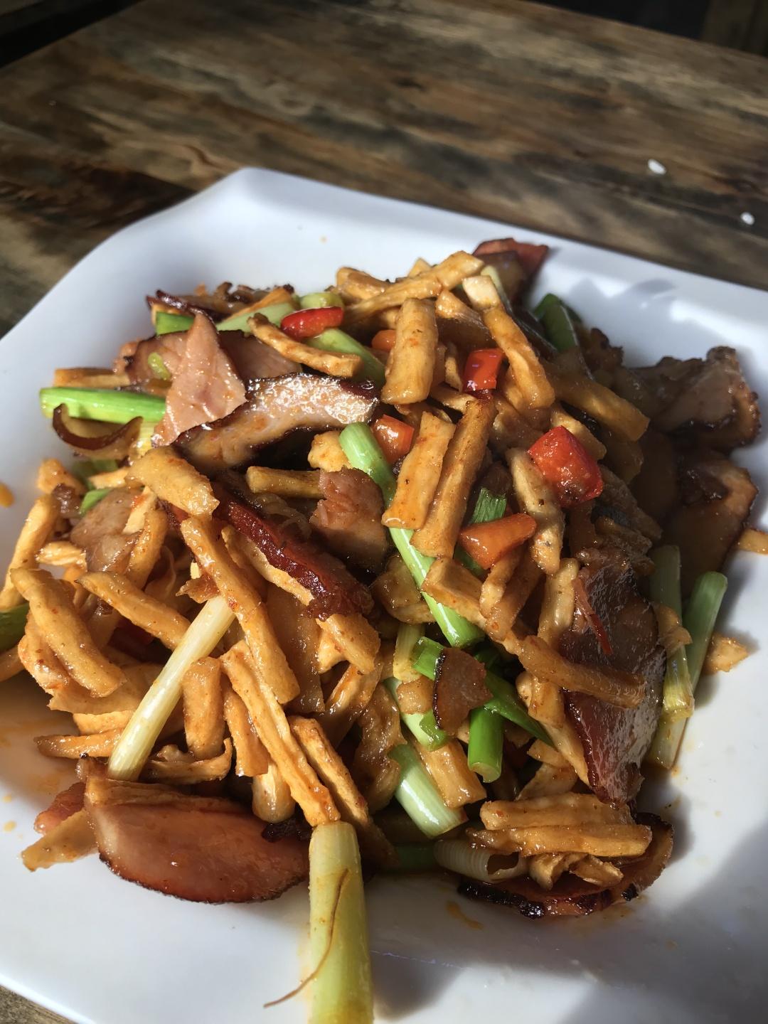 小巷中的隐藏美食宝藏，最新特色小吃一览