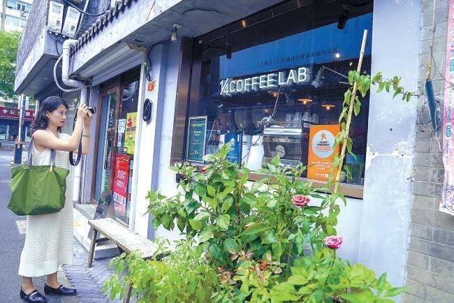 富士康最新动态与小巷深处的独特小店揭秘