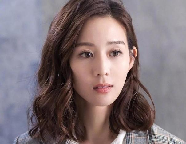 杜鹃最新短发造型,温馨日常故事