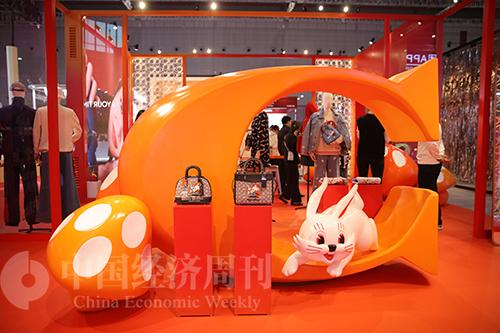 蔻驰最新款女包，科技与时尚的完美融合图片欣赏