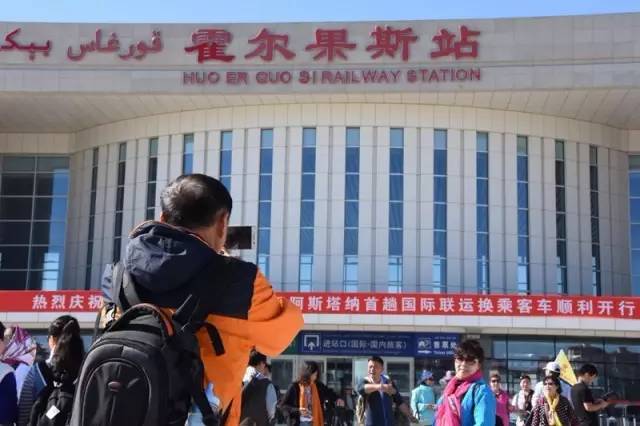 霍尔果斯海关关长与小巷美食探险之旅的双重探索